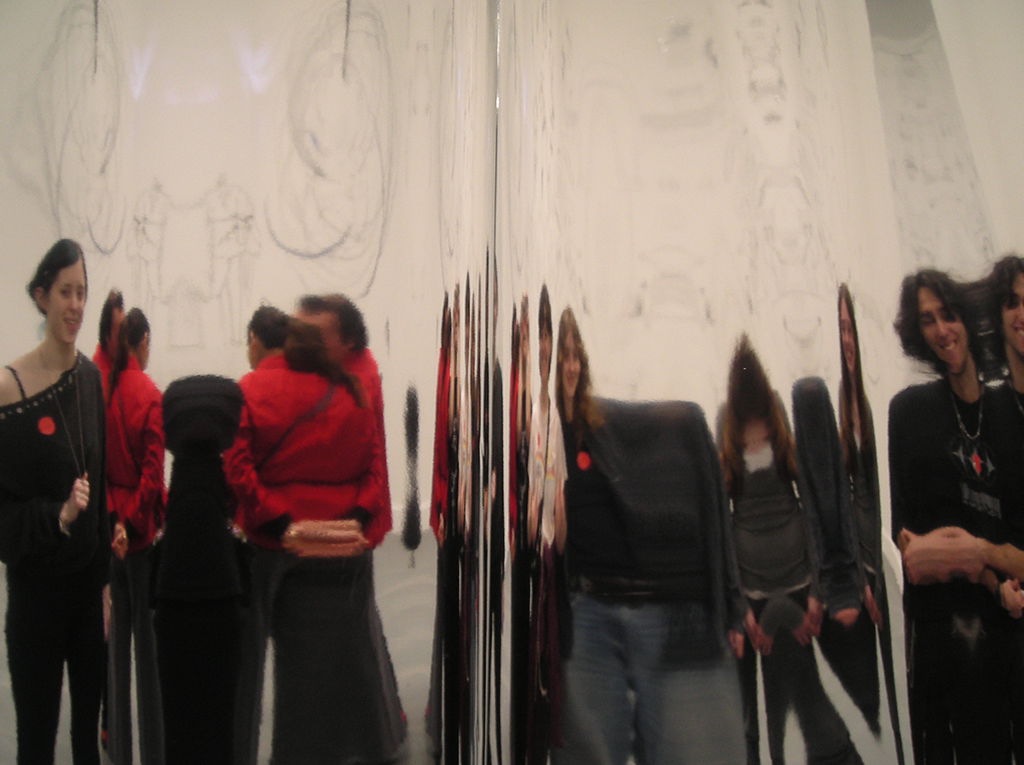 Een groep jonge studenten voor een spiegel die de tentoonstellingen in het Van Abbemuseum ervaren.