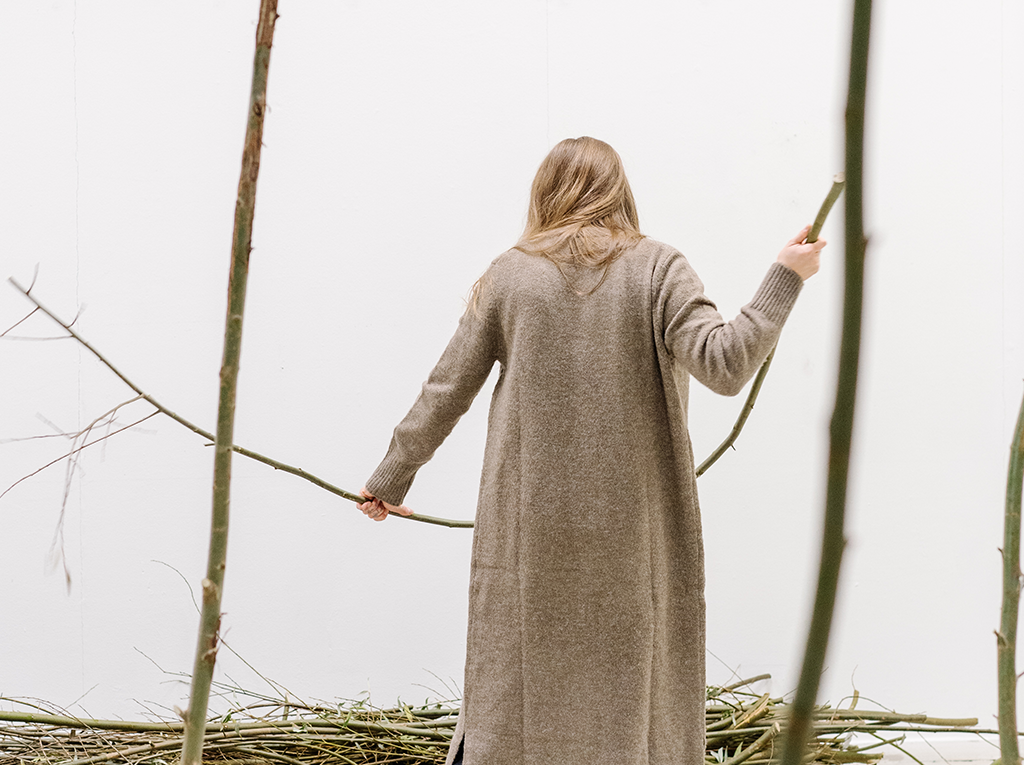 Image of the artist Roos Vogels in the process of making.