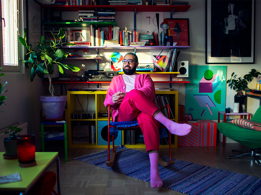 Portrait from the artist wearing colourful clothes.